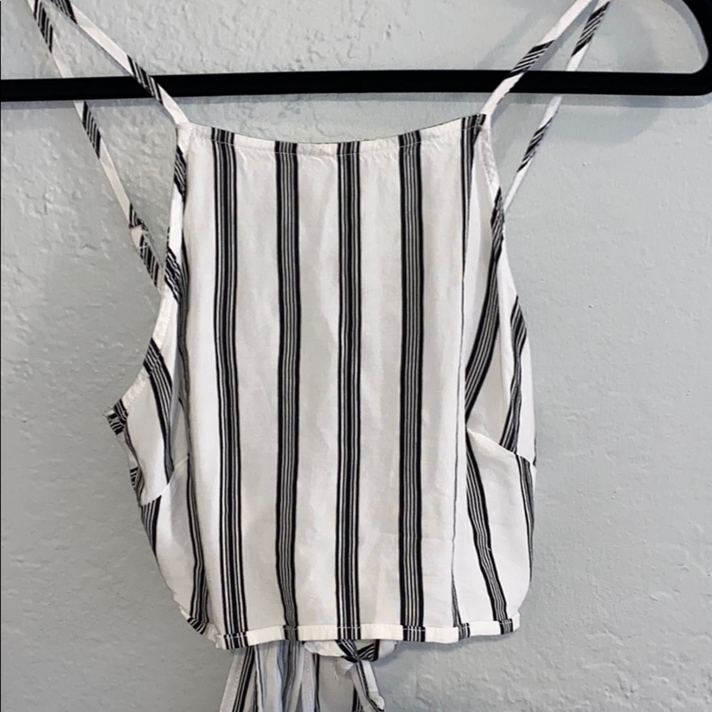 Kendall & Kylie black & white crop top